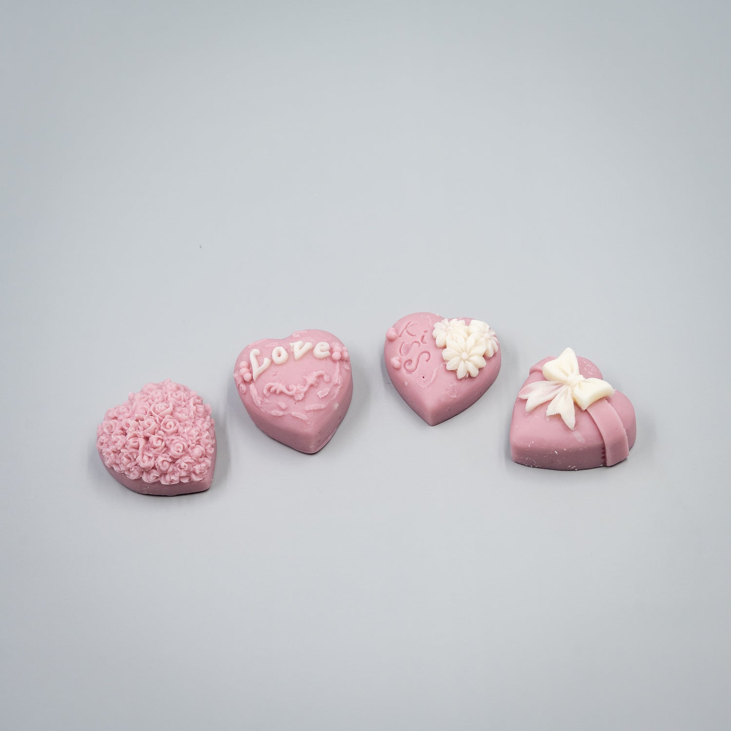 Indulge in a romantic home fragrance experience with this handcrafted collection of heart-shaped wax melts. Each set features four distinct, intricately detailed styles designed to bring elegance and charm to your space.

Four Unique Heart Styles:
Ribbon, Rose Bouque, "Kiss" with Flowers, "Love" with Ivy
