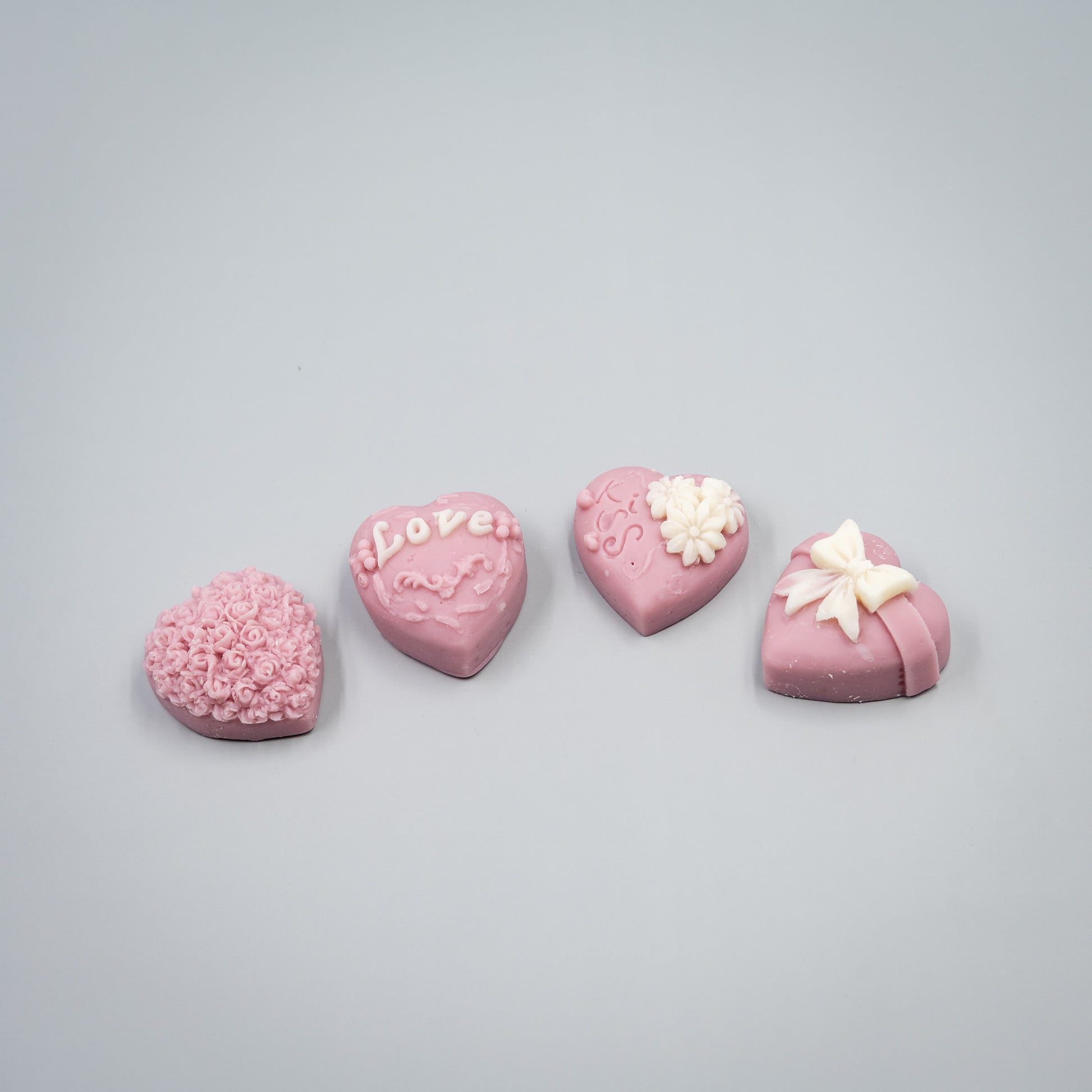 Indulge in a romantic home fragrance experience with this handcrafted collection of heart-shaped wax melts. Each set features four distinct, intricately detailed styles designed to bring elegance and charm to your space.

Four Unique Heart Styles:
Ribbon, Rose Bouque, "Kiss" with Flowers, "Love" with Ivy