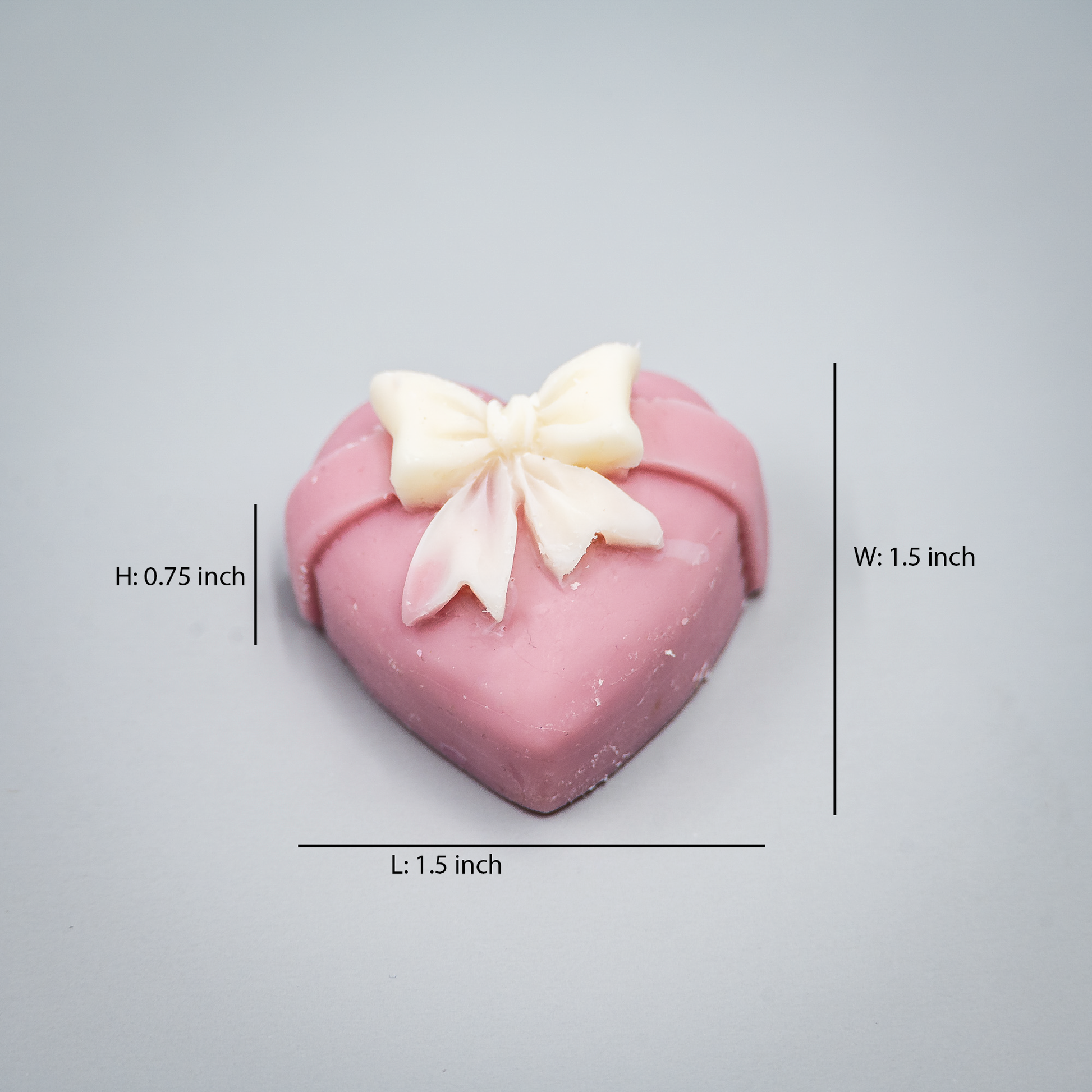 Indulge in a romantic home fragrance experience with this handcrafted collection of heart-shaped wax melts. Each set features four distinct, intricately detailed styles designed to bring elegance and charm to your space.

Four Unique Heart Styles:
Ribbon, Rose Bouque, "Kiss" with Flowers, "Love" with Ivy