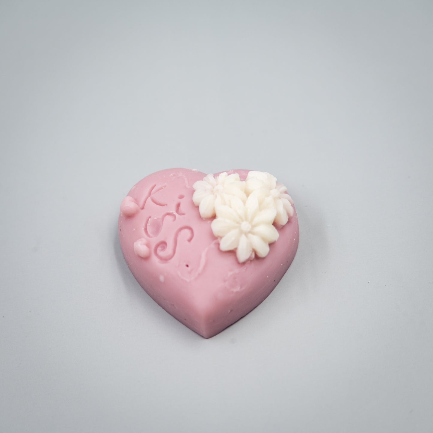Indulge in a romantic home fragrance experience with this handcrafted collection of heart-shaped wax melts. Each set features four distinct, intricately detailed styles designed to bring elegance and charm to your space.

Four Unique Heart Styles:
Ribbon, Rose Bouque, "Kiss" with Flowers, "Love" with Ivy