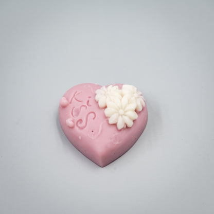 Indulge in a romantic home fragrance experience with this handcrafted collection of heart-shaped wax melts. Each set features four distinct, intricately detailed styles designed to bring elegance and charm to your space.

Four Unique Heart Styles:
Ribbon, Rose Bouque, "Kiss" with Flowers, "Love" with Ivy