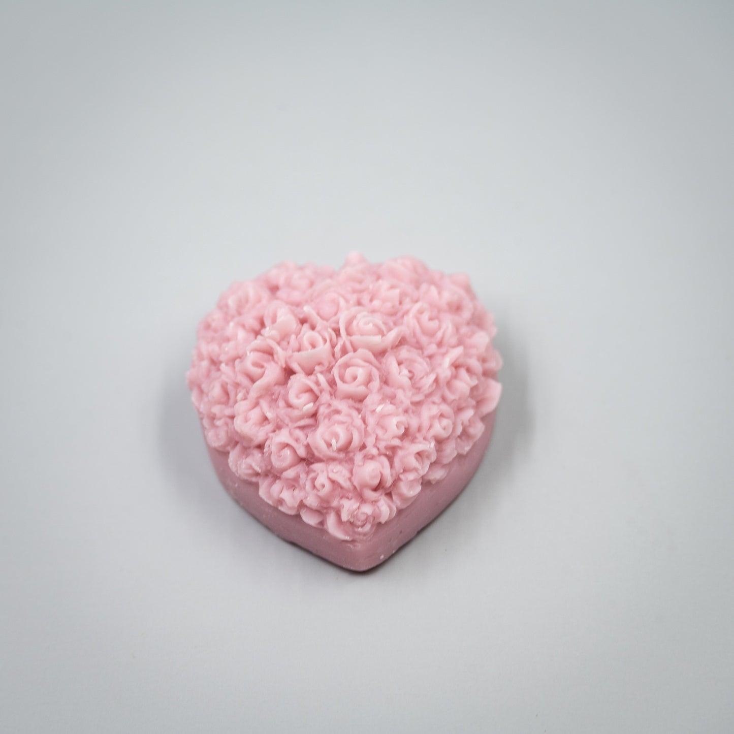 Indulge in a romantic home fragrance experience with this handcrafted collection of heart-shaped wax melts. Each set features four distinct, intricately detailed styles designed to bring elegance and charm to your space.

Four Unique Heart Styles:
Ribbon, Rose Bouque, "Kiss" with Flowers, "Love" with Ivy