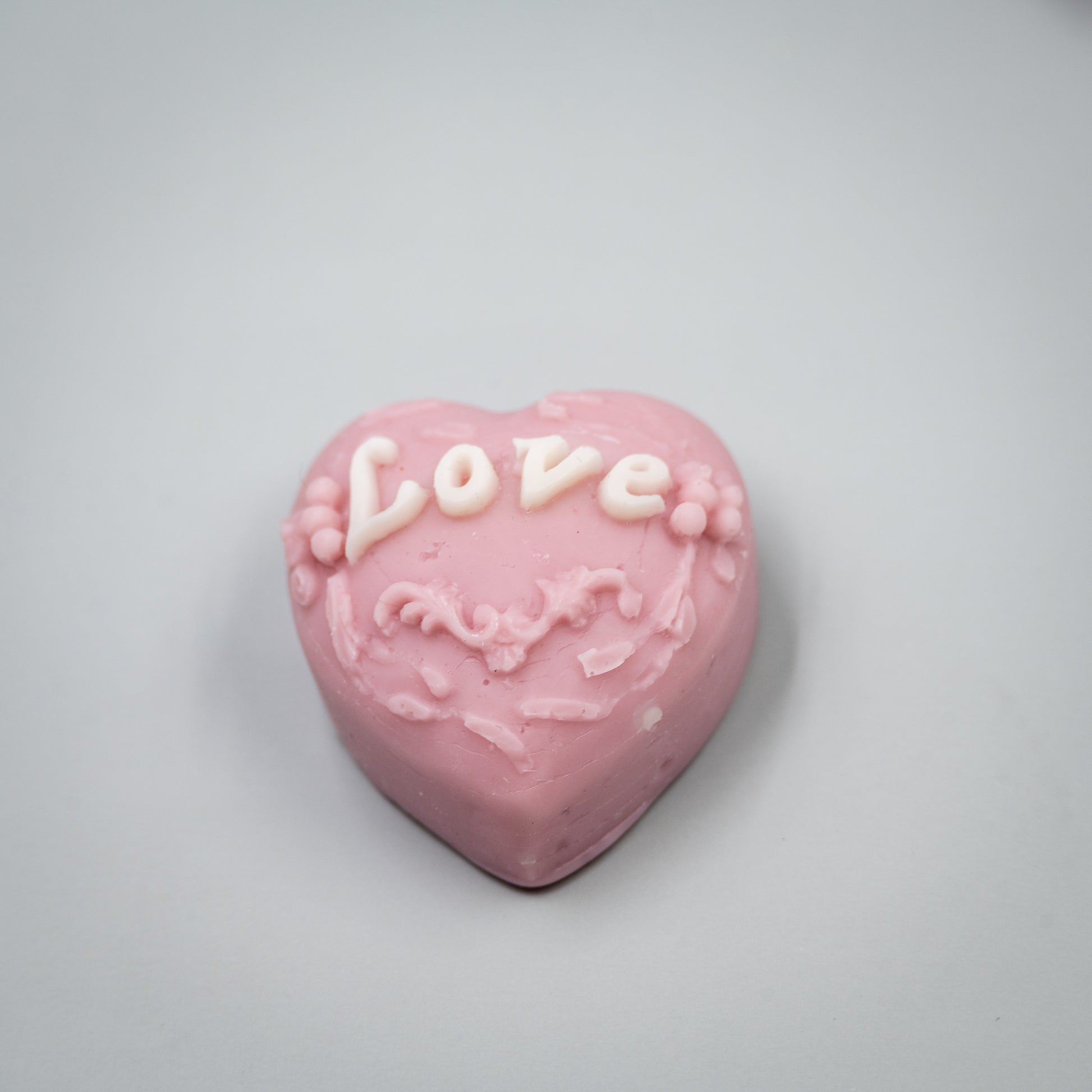 Indulge in a romantic home fragrance experience with this handcrafted collection of heart-shaped wax melts. Each set features four distinct, intricately detailed styles designed to bring elegance and charm to your space.

Four Unique Heart Styles:
Ribbon, Rose Bouque, "Kiss" with Flowers, "Love" with Ivy