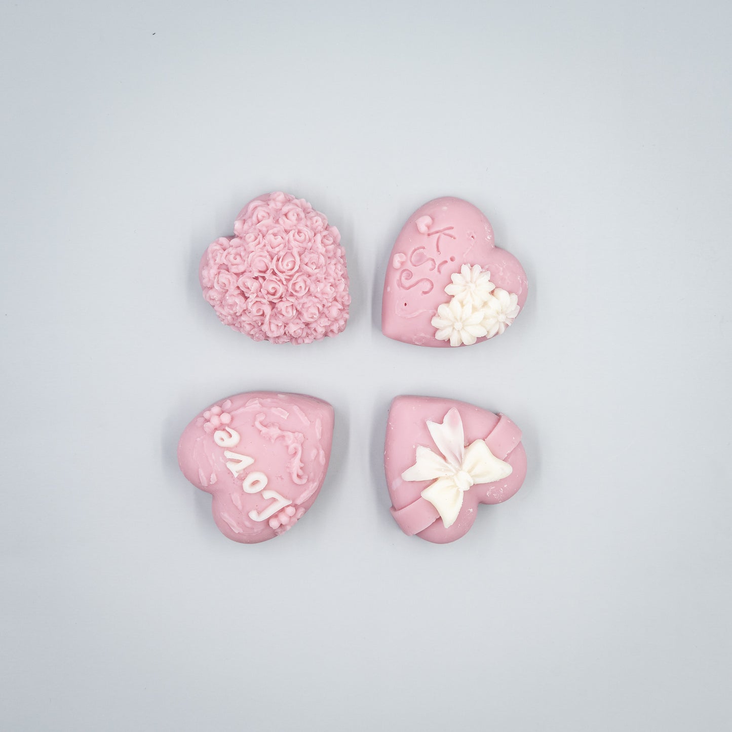 Indulge in a romantic home fragrance experience with this handcrafted collection of heart-shaped wax melts. Each set features four distinct, intricately detailed styles designed to bring elegance and charm to your space.

Four Unique Heart Styles:
Ribbon, Rose Bouque, "Kiss" with Flowers, "Love" with Ivy