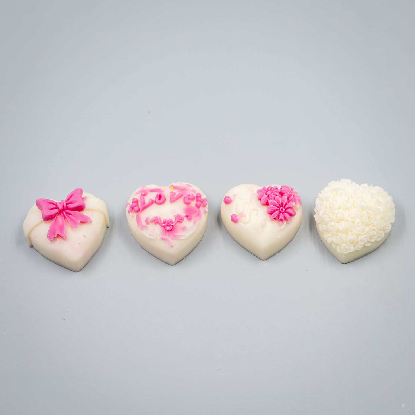 Indulge in a romantic home fragrance experience with this handcrafted collection of heart-shaped wax melts. Each set features four distinct, intricately detailed styles designed to bring elegance and charm to your space.

Four Unique Heart Styles:
Ribbon, Rose Bouque, "Kiss" with Flowers, "Love" with Ivy