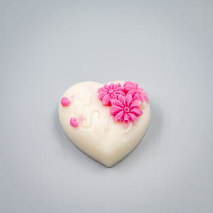 Indulge in a romantic home fragrance experience with this handcrafted collection of heart-shaped wax melts. Each set features four distinct, intricately detailed styles designed to bring elegance and charm to your space.

Four Unique Heart Styles:
Ribbon, Rose Bouque, "Kiss" with Flowers, "Love" with Ivy