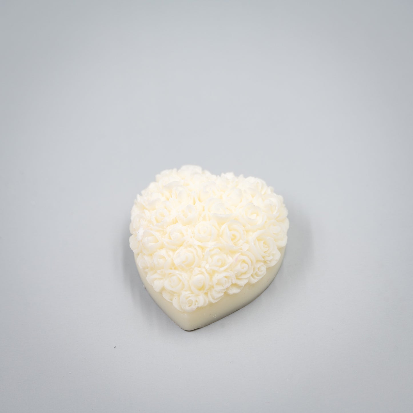Indulge in a romantic home fragrance experience with this handcrafted collection of heart-shaped wax melts. Each set features four distinct, intricately detailed styles designed to bring elegance and charm to your space.

Four Unique Heart Styles:
Ribbon, Rose Bouque, "Kiss" with Flowers, "Love" with Ivy