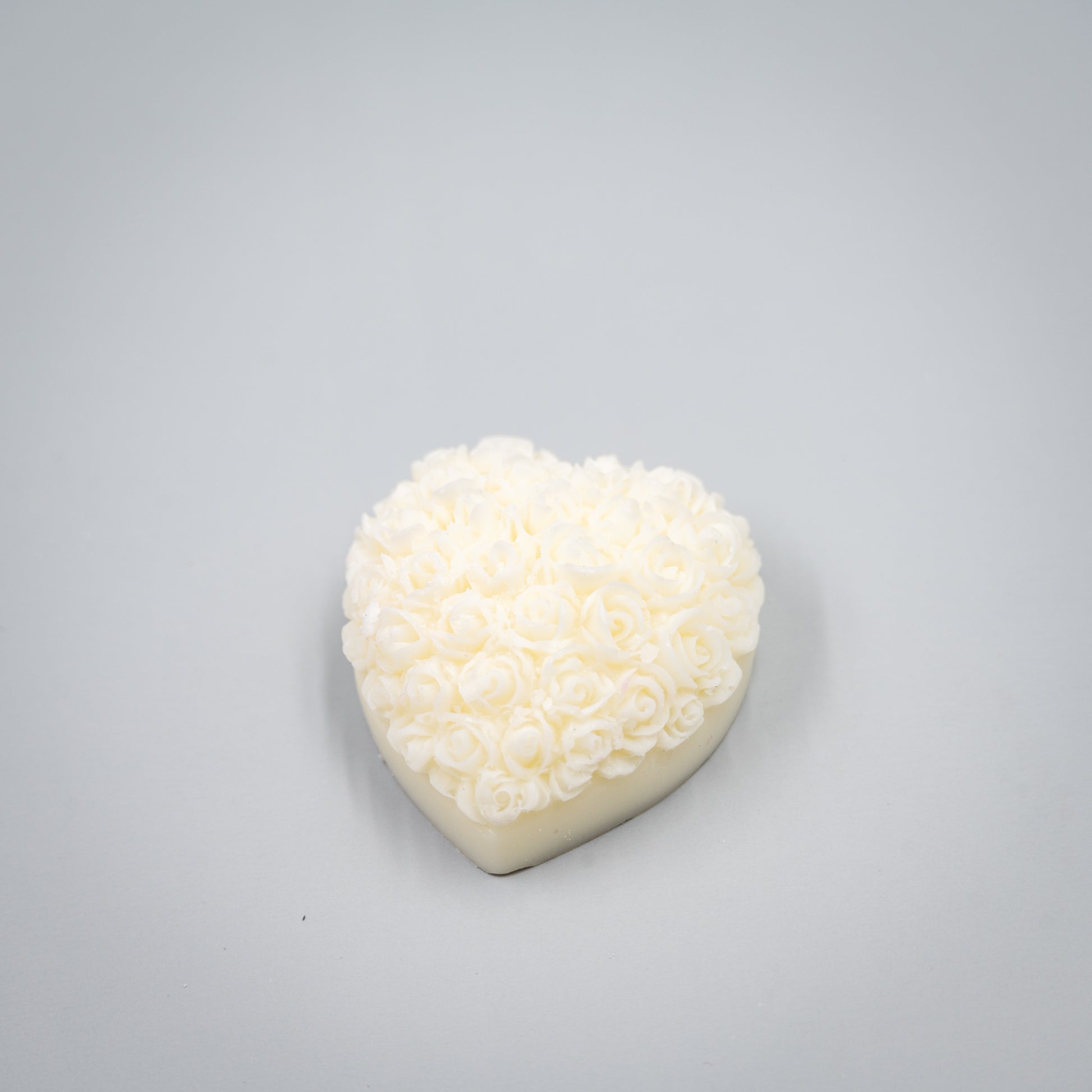 Indulge in a romantic home fragrance experience with this handcrafted collection of heart-shaped wax melts. Each set features four distinct, intricately detailed styles designed to bring elegance and charm to your space.

Four Unique Heart Styles:
Ribbon, Rose Bouque, "Kiss" with Flowers, "Love" with Ivy